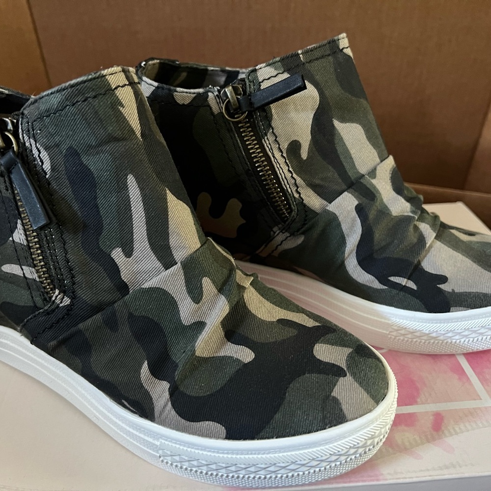 NOT RATED ARI Camo Wedge Sneakers Size 8.5